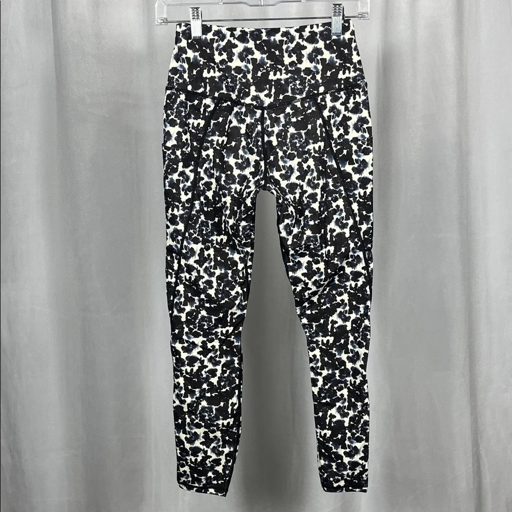 Varley Form High-Rise Pocket‎ Legging in Ink Block Floral.